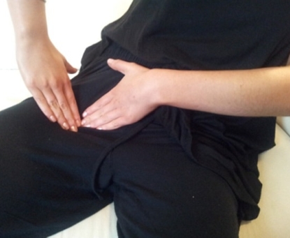 Cảm giác đau hoặc khó chịu nào liên quan đến thoát vị bẹn 